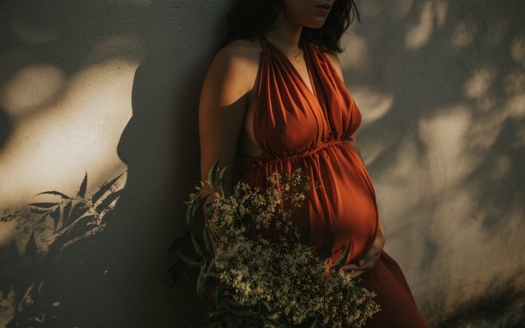femme enceinte qui réfléchit à ses traumatismes d'accouchement