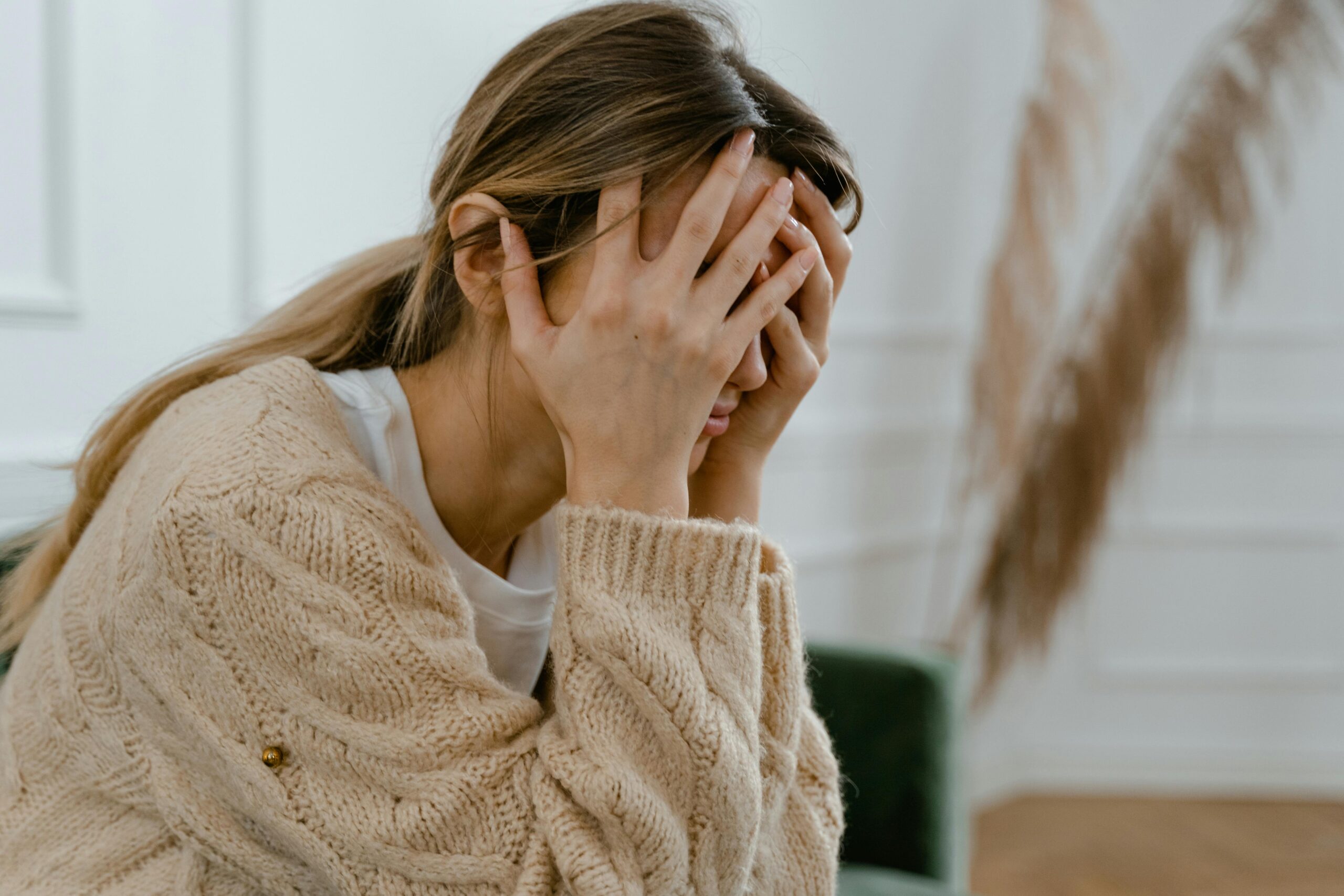 femme-souffrant-avortement femme subissant des questionnements internes suite à un avortement